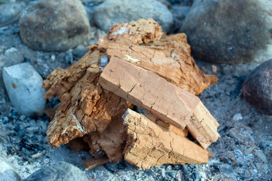 Drewno stos przygotowane do rozpalenia ogniska na kamiennym palenisku.	
