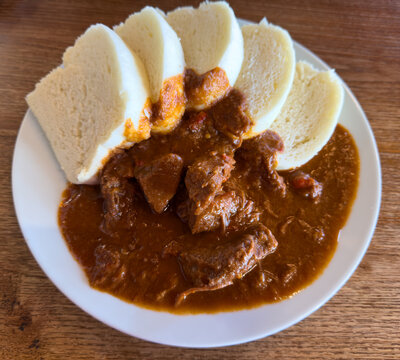 A true Hungarian goulash is made from močing, i.e. beef front meat, also known as nožina or gleyovka.