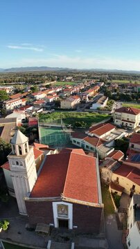 riprese drone della Chiesa parrocchiale di San Giovanni Battista a San Giovanni Suergiu in Sardegna (60 FPS, riprese verticali per social)