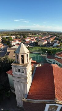 riprese drone della Chiesa parrocchiale di San Giovanni Battista a San Giovanni Suergiu in Sardegna (60 FPS, riprese verticali per social)