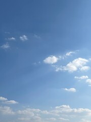 Obraz premium Serene Sky with Fluffy Clouds