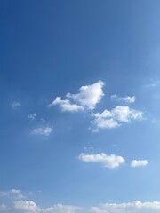 Obraz premium Serene Sky with Fluffy Clouds