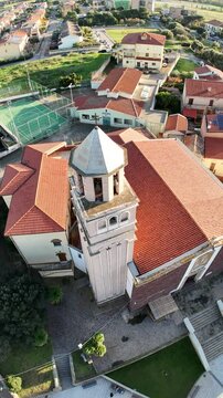 riprese drone della Chiesa parrocchiale di San Giovanni Battista a San Giovanni Suergiu in Sardegna (60 FPS, riprese verticali per social)