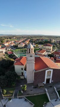 riprese drone della Chiesa parrocchiale di San Giovanni Battista a San Giovanni Suergiu in Sardegna (60 FPS, riprese verticali per social)