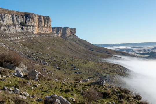 Vista de la ladera sureste de la Pe&ntilde;a Amaya sobre la que asciende la niebla desde las estribaciones m&aacute;s bajas. Tomada en Amaya, Burgos, en diciembre de 2024.