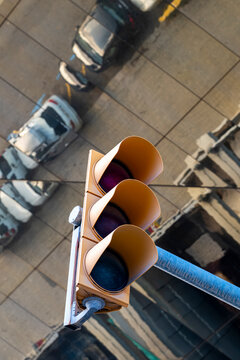 A traffic light reflects off a glass building, creating a stunning visual interplay between urban elements and architecture, symbolizing the dynamics of city life.