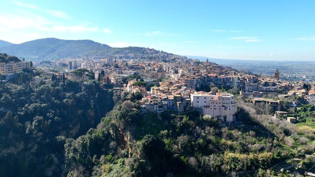 Tivoli, citt&agrave; del Lazio vicino Roma, famosa per le cascate e Villa Adriana. Italia.
Vista aerea del borgo di Tivoli che affaccia sulla valle dove scorre il fiume Aniene.