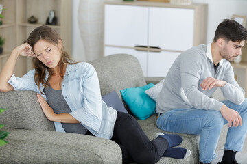 Obraz premium angry couple at home sitting on sofa