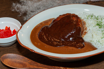 ジューシーなハンバーグがのった濃厚カレーライスの美味しさを引き立てる一皿