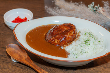 ジューシーなハンバーグがのった濃厚カレーライスの美味しさを引き立てる一皿