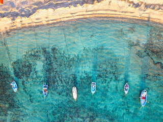 Porticciolo con le barche ancorate nel mare turchese, vista aerea top-down, al tramonto - Spiaggia...