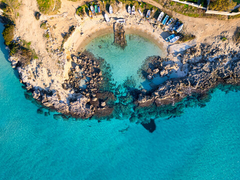 Porticciolo con le barche e il mare turchese - Vista aerea top-down - Salento, Marina di Pulsano, Taranto, Puglia, Italy