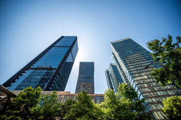 Obraz premium Stunning Urban Skyline with Modern Skyscrapers Under Clear Blue Sky
