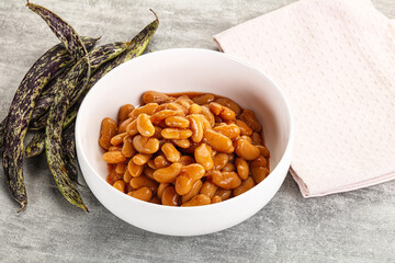 Canned white bean in tomato sauce