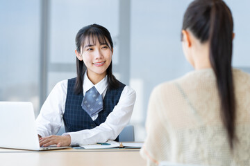 Fototapeta premium 若い女性のカウンセリングをするビジネスウーマン 撮影協力：学校法人電波学園 東京電子専門学校