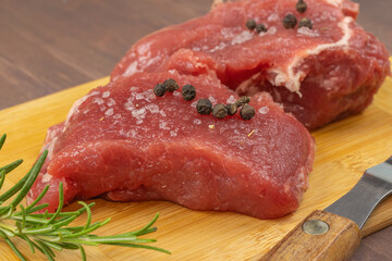  viande de sanglier cru, en gros plan