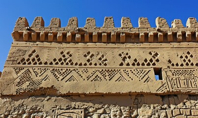 Obraz premium Ancient fortress wall adorned with intricate geometric patterns.