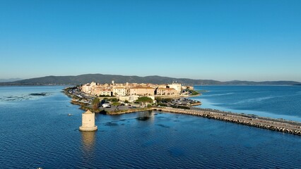 Laguna di Orbetello in Toscana, Italia. Vista aerea ripresa da drone, del borgo e della laguna che affaccia sul Monte Argentario. © ItalyDrones