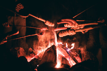 Wintergrillen über einem Lagerfeuer