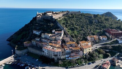 Porto Ercole, esclusiva località turistica di mare in Toscana, Monte Argentario, Italia. Vista aerea panoramica sul porto turistico di Porto Ercole. Mar Mediterraneo, Mar Tirreno. © ItalyDrones