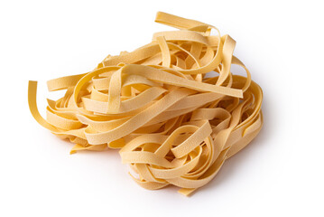 Fettuccine isolate su fondo bianco, tradizionale pasta all'uovo italiana, cibo europeo 
