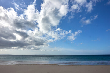 Obraz premium La playa Balneario en la localidad de Tarifa, Cadiz, Andalucia (España) en una mañana soleada de invierno permite el descanso y la relajación de los espacios tranquilos y sin turistas.