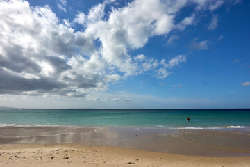 Fototapeta premium La playa Balneario en la localidad de Tarifa, Cadiz, Andalucia (España) en una mañana soleada de invierno permite el descanso y la relajación de los espacios tranquilos y sin turistas.