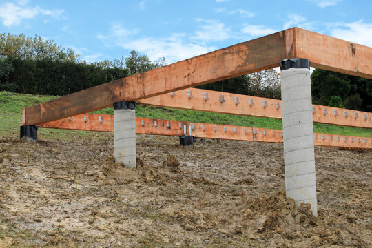 Tube de coffrage en b&eacute;ton fondation de maison sur sol argileux