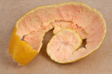  Écorce d'agrume en gros plan sur fond beige