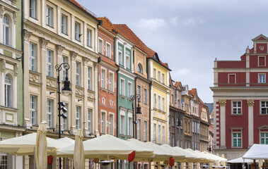 Obraz premium Colorful Buildings Line Poznan Market Square With Cozy Cafes, Poland