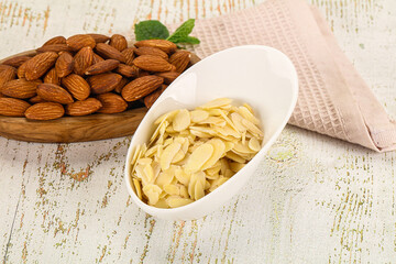 Sliced almond nut for culinary