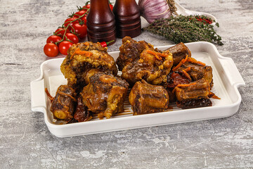 Baked oztail with tomato and carrot