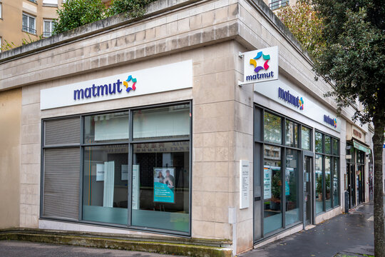 Chatillon, France - 5 janvier 2025: Vue ext&eacute;rieure d'une succursale de la Matmut. La Matmut, acronyme de Mutuelle assurance des travailleurs mutualistes, est une soci&eacute;t&eacute; fran&ccedil;aise d'assurance mutuelle