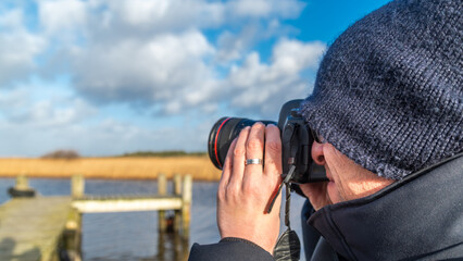 Fotograf mit Mütze und Kamera