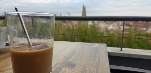 Pausa para tomar café frente a la catedral de Burgos.