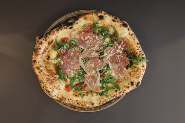 pizza fatta a Napoli