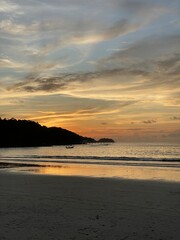 Obraz premium Golden Sunset Over Peaceful Beach
