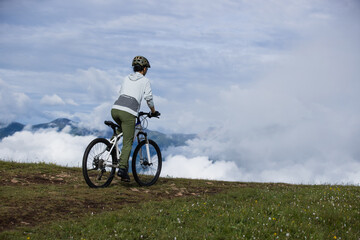 Obraz premium Riding mountain bike on beautiful mountain top