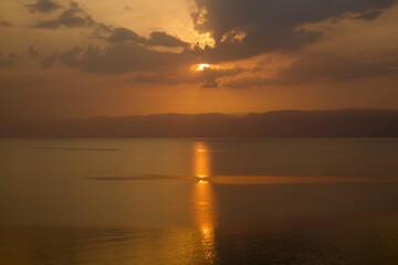 Naklejka premium Sea horizon sun goes down