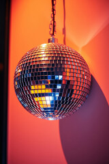 Obraz premium An extreme macro close-up of a shiny mirrored disco ball against a wall in a warm, slightly dark, soft, professional fine art style