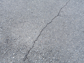 ひびの入ったアスファルト舗装