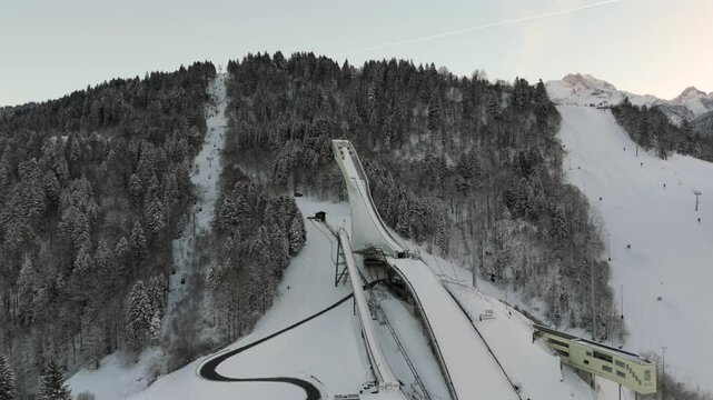 Deutschland, Bayern, Garmisch-Partenkirchen Olympiaschanze Luftaufnahme im Winter. Olympia Skistadion in Garmisch-Partenkirchen Luftansicht. Sprungschanze. Ski jump on Gudiberg aerial view in winter. 