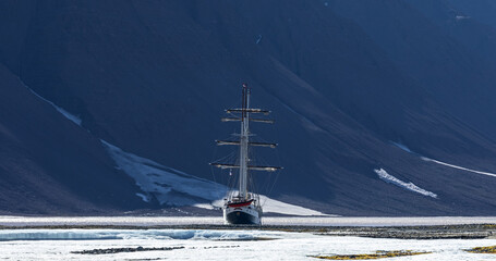 Obraz premium sailing boat in the sea