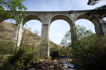 Fototapeta premium Glenfinnan Viaduct showcases stunning architecture against the backdrop of Scotland's scenic landscape