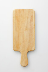 白背景に置いた木製のカッティングボード　Wooden cutting board seen from above