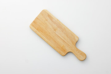 白背景に置いた木製のカッティングボード　Wooden cutting board seen from above