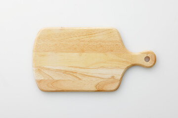 白背景に置いた木製のカッティングボード　Wooden cutting board seen from above