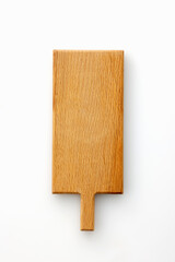 白背景に置いた木製のカッティングボード　Wooden cutting board seen from above