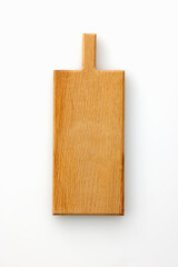 白背景に置いた木製のカッティングボード　Wooden cutting board seen from above