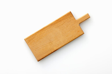白背景に置いた木製のカッティングボード　Wooden cutting board seen from above